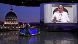 Papst Franziskus beim Interview in der RAI-Talksendung "Che tempo che fa" von Fabio Fazio