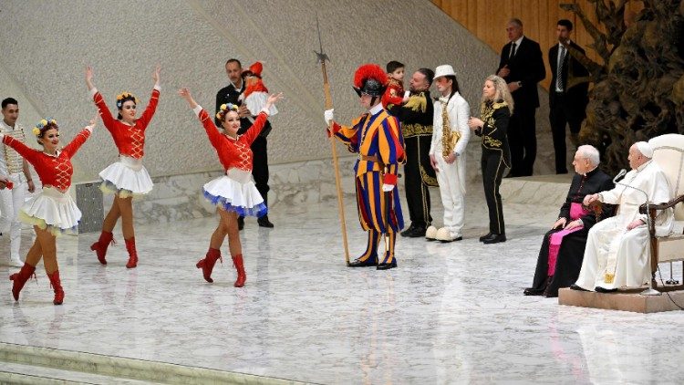Am Ende der Audienz gab es noch ein kurzes Unterhaltungsprogramm mit Zirkuskünstlern