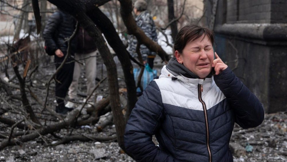 Ucraniana chora no local de um ataque com foguete contra edifício residencial em Kharkiv, nordeste da Ucrânia, em 23 de janeiro de 2024. EPA/YAKIV LIASHENKO