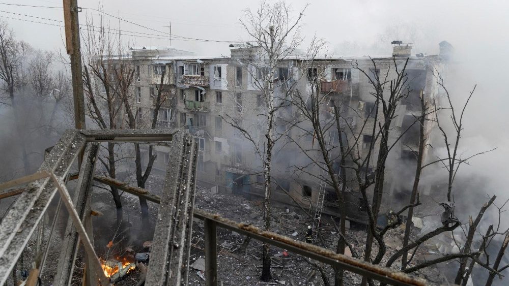 Uma visão geral do local de um ataque com foguete a um edifício residencial em Kharkiv, nordeste da Ucrânia, 23 de janeiro de 2024, em meio à invasão russa. EPA/YAKIV LIASHENKO