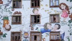 Um homem remove cacos de vidro de uma janela quebrada de um edifício residencial danificado após um ataque noturno com mísseis russos contra a capital ucraniana, em Kiev, em 23 de janeiro de 2024. Há mortos e dezenas de feridos após ataques na capital ucraniana, Kiev, e em Kharkiv, segunda maior cidade, disseram autoridades em 23 de janeiro de 2024. (Foto de Genya SAVILOV / AFP)