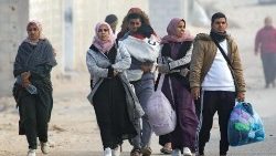 Civili palestinesi lasciano Khan Yunis in direzione di Rafah