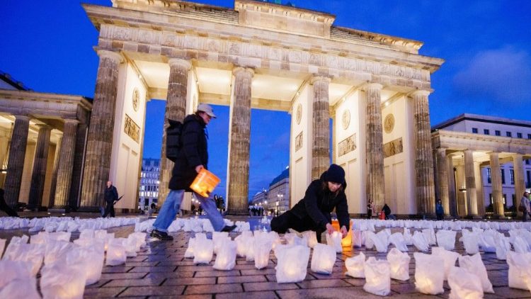 Kerzen bilden eine Parole im Protest gegen den Faschismus am Brandenburgertor in Berlin