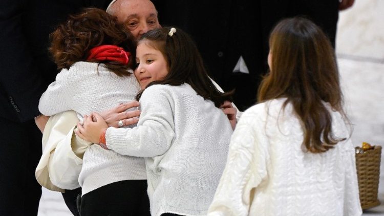Der Papst und Kinder bei einem Treffen der Firmlinge aus Bari