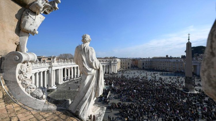 Vista da Praça São Pedro durante o Angelus (Foto EPA/Vatican Media)
