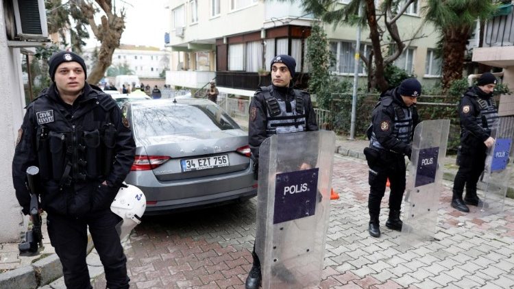 AAs forças policiais turcas isolam o local de um ataque à Igreja italiana de Santa Maria, em Istambul, Turquia, 28 de janeiro de 2024. O Ministro do Interior turco, Ali Yerlikaya, disse que pelo menos uma pessoa morreu depois que dois agressores lançaram um ataque armado à Igreja de Santa Maria. em Istambul, em 28 de janeiro. EPA/ERDEM SAHIN