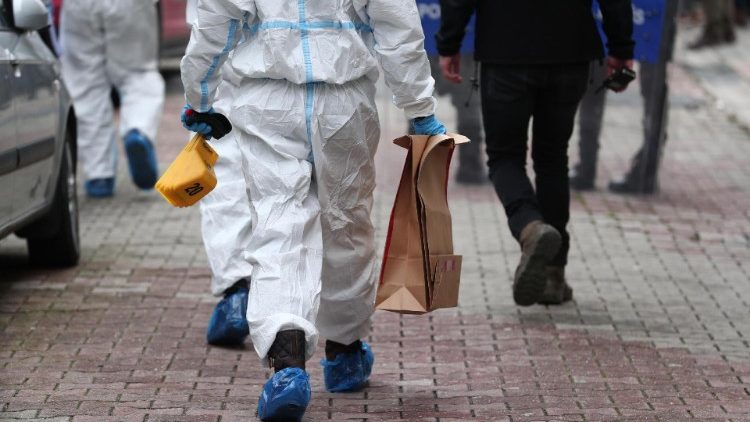 Investigadores forenses turcos chegam ao local de um ataque à Igreja italiana de Santa Maria, em Istambul, Turquia, 28 de janeiro de 2024. O Ministro do Interior turco, Ali Yerlikaya, disse que pelo menos uma pessoa morreu depois que dois agressores lançaram um ataque armado à Igreja de Santa Maria em Istambul, em 28 de janeiro. EPA/ERDEM SAHIN