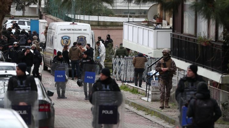 As forças policiais turcas isolam o local de um ataque à Igreja italiana de Santa Maria, em Istambul, Turquia, 28 de janeiro de 2024. O Ministro do Interior turco, Ali Yerlikaya, disse que pelo menos uma pessoa morreu depois que dois agressores lançaram um ataque armado à Igreja de Santa Maria. em Istambul, em 28 de janeiro. EPA/ERDEM SAHIN