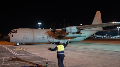 Sonderflug bringt verwundete Kinder aus Gaza nach Rom