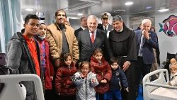Taliansky minister zahraničných vecí Tajani a páter Faltas na lodi Vulcano s deťmi z Gazy v talianskom prístave La Spezia (5. feb. 2024)