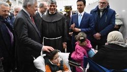  O ministro italiano das Relações Exteriores, Antonio Tajani, e o vigário da Custódia da Terra Santa, padre Ibrahim Faltas, recebem as crianças provenientes de Gaza.