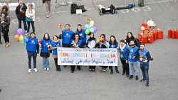 Uno striscione di benvenuto per i bambini di Gaza al Porto di La Spezia