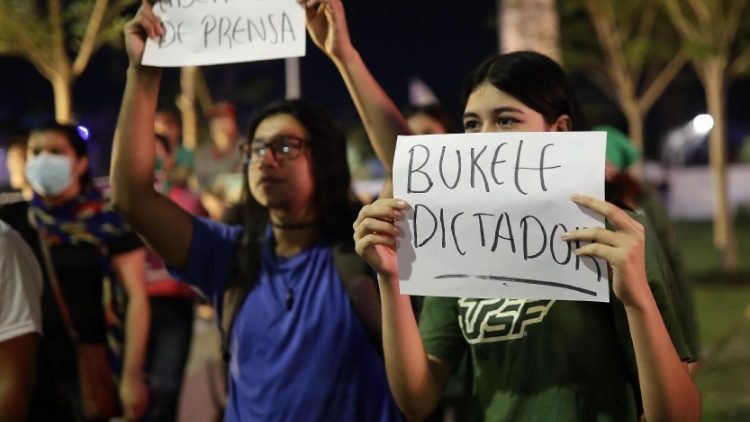 Demonstrantinnen nach der Wahl auf der Plaza Salvador del Mundo in San Salvador