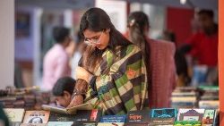 Eine Frau liest ein Buch während der Buchmesse in Dhaka, der Hauptstadt von Bangladesch