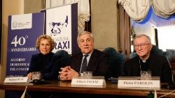 Cardeal Pietro Parolin com o ministro italiano Antonio Tajani e a senadora Stefania Craxi 