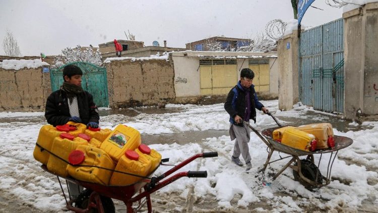 Zwei Jungen bringen Trinkwasser zu ihrem Zuhause in Kabul