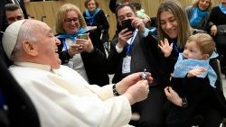 Il Papa saluta una mamma e il suo bambino in una recente udienza a Confartigianato
