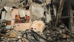 दक्षिणी गज़ा में एक ध्वस्त इमारत