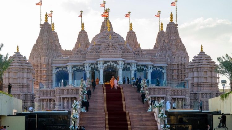 Indiens Premierminister Narendra Modi weiht den ersten Hindutempel in den VAE ein