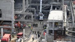 Queda de pilar de sustentação no quarto andar provocou vítimas na obra em Florença.