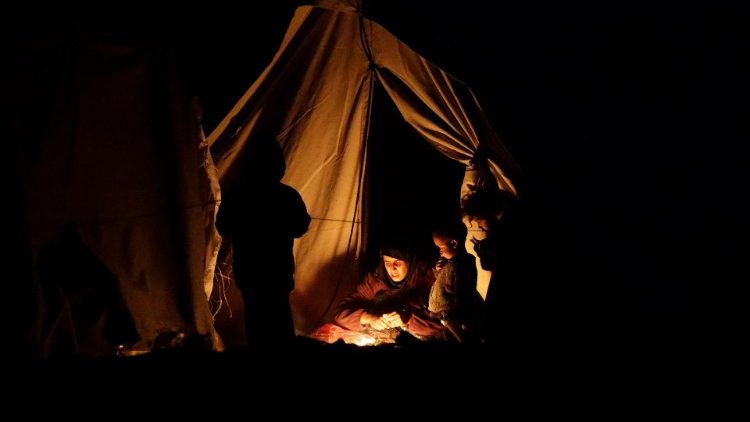 Uma família palestina deslocada de Rafah está abrigada em Deir Al Balah, sul da Faixa de Gaza, 16 de fevereiro de 2024. EPA/MOHAMMED SABER