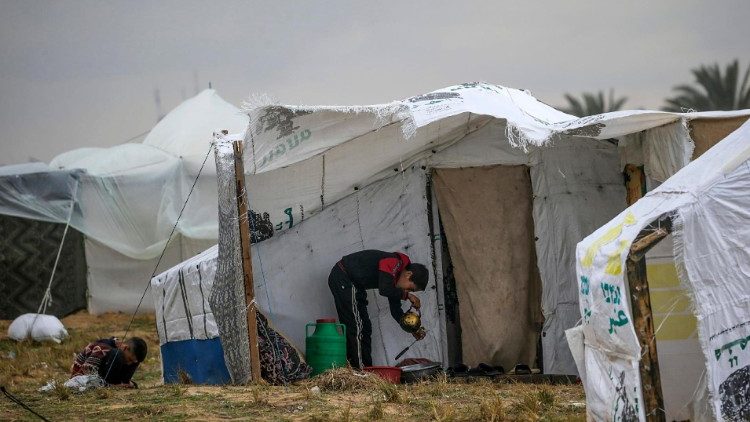 Campamento de una familia palestina que huyó de Rafah