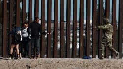 Ein Mitglied der texanischen Nationalgarde kontrolliert Migranten