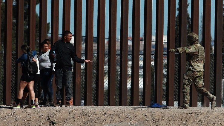 Ein Mitglied der texanischen Nationalgarde kontrolliert Migranten