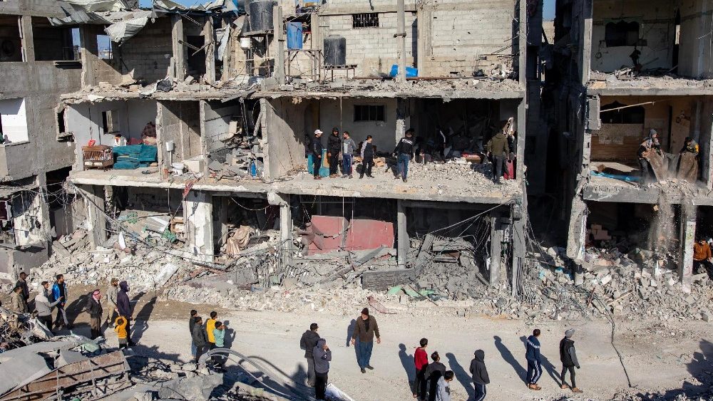 Prédios residenciais destruídos perto das ruínas da Mesquita Al-Farouq, depois de ter sido atingida por um ataque aéreo israelense dias atrás, no campo de refugiados de Rafah, no sul da Faixa de Gaza (Ansa)