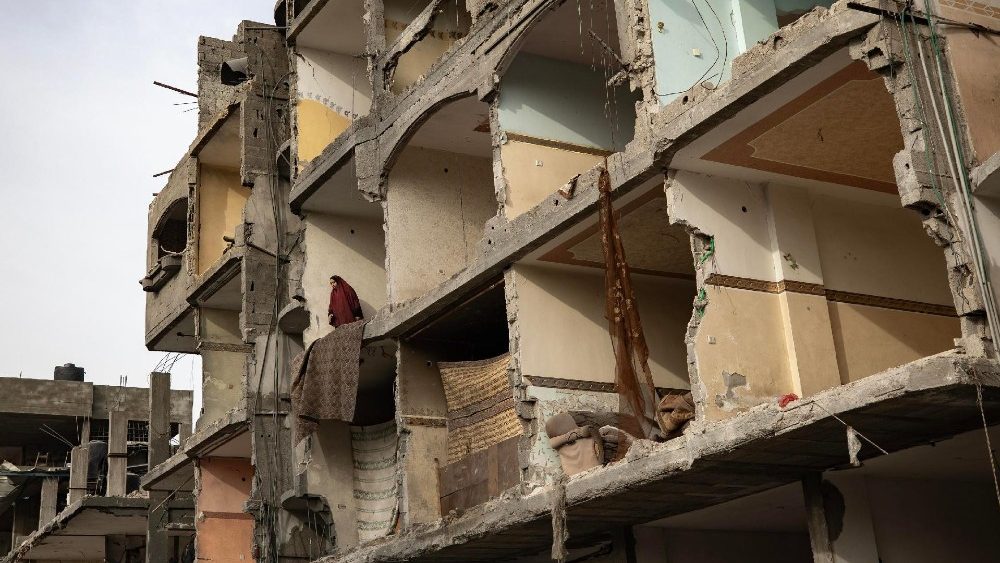 Prédios residenciais destruídos perto das ruínas da Mesquita Al-Farouq, depois de ter sido atingida por um ataque aéreo israelense dias atrás, no campo de refugiados de Rafah, no sul da Faixa de Gaza (Ansa)