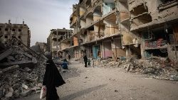 Prédios residenciais destruídos perto das ruínas da Mesquita Al-Farouq, depois de ter sido atingida por um ataque aéreo israelense dias atrás, no campo de refugiados de Rafah, no sul da Faixa de Gaza (Ansa)