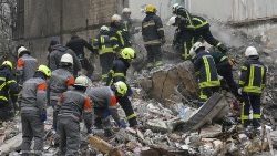 Ратаўнікі на руінах жылога дома ў Адэсе, разбуранага ў выніку расійскага ракетнага ўдара