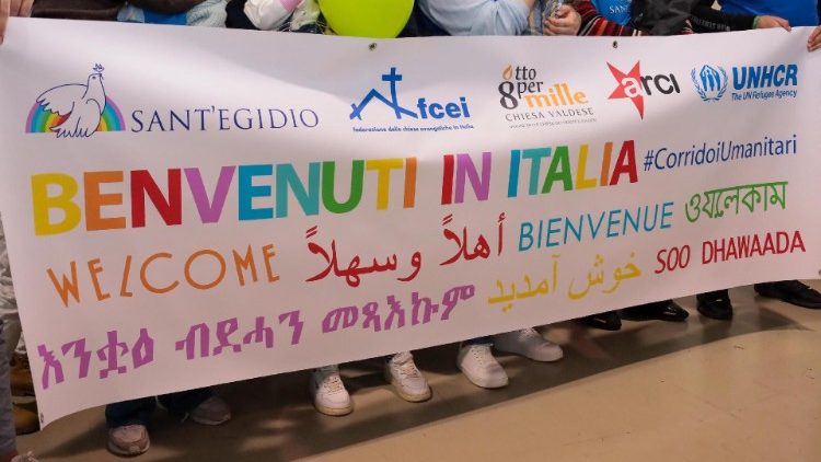 മാനവിക ഇടനാഴികൾ വഴി ഇറ്റലിയിലേക്കെത്തിയ അഭയാർത്ഥികൾക്ക് സ്വാഗതമോതുന്ന ബാനർ - ഫയൽ ചിത്രം