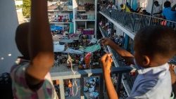 Menschen in Haiti suchen Zuflucht in einer Schule