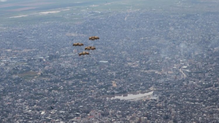 Ein deutsches Flugzeug wirft Hilfsgüter über dem Gazastreifen ab: Archivbild von 2024