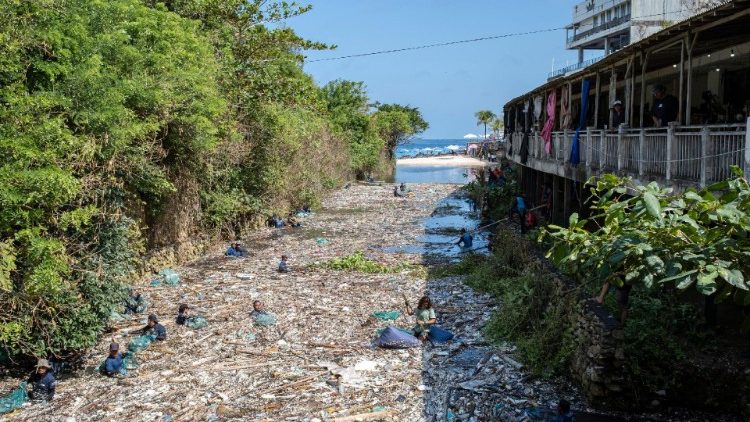 Eine Gruppe von Aktivisten reinigt einen Fluss auf Bali