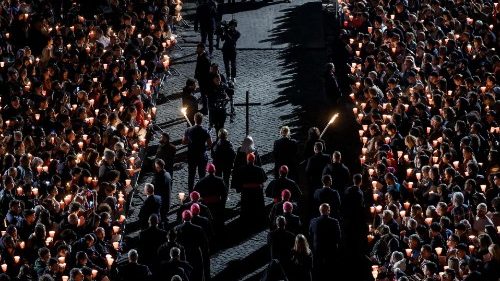 Au Colisée, le Chemin de Croix unit 25 000 fidèles à la souffrance du Christ 