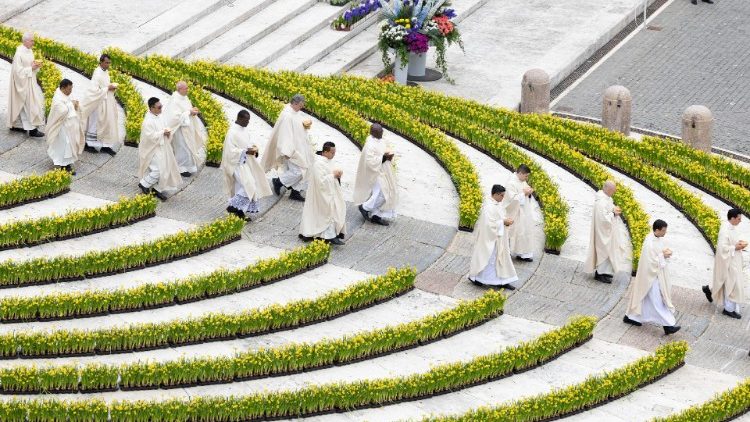 Praça São Pedro durante a missa de Páscoa