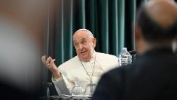 Papst Franziskus im Austausch mit Priestern in Rom an diesem Freitagnachmittag 