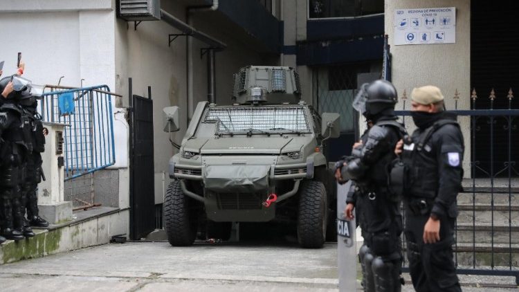 Las autoridades ecuatorianas trasladan al exvicepresidente Jorge Glas a la cárcel de La Roca. (ANSA)