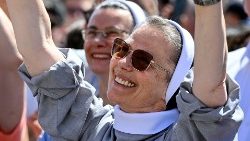 Eine jubelnde Ordensfrau auf dem Petersplatz 