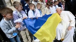 आम दर्शन समारोह में संत पापा फ्राँसिस यूक्रेन के झंडे को चूमते हुए