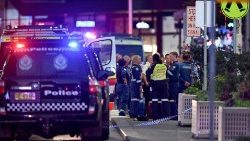 Policisté a zdravotníci po útoku v nákupním centru v Sydney