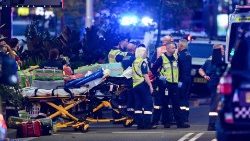 Au moins six personnes sont décédées après l'attaque au couteau dans un centre commercial à Sydney samedi 13 avril. 