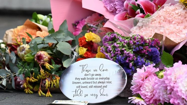 Кветкі перад гандлёвым цэнтрам у Сіднэі