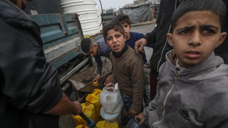 Các trẻ em ở Gaza chờ đợi để lấy nước