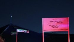 Il cartello fuori dalla Cattedrale di Santa Maria dove è stato attaccato il vescovo