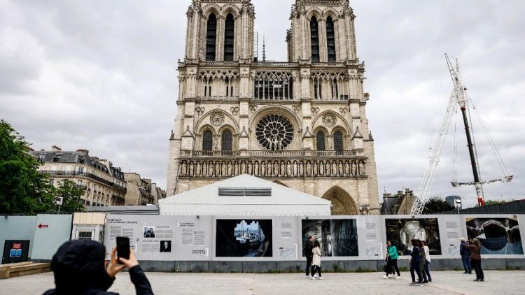 Le parvis de la cathédrale Notre-Dame de Paris. 