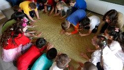 Ukrainische und rumänische Kinder, die vor dem Krieg geflohen sind, in einem Zentrum in Budapest