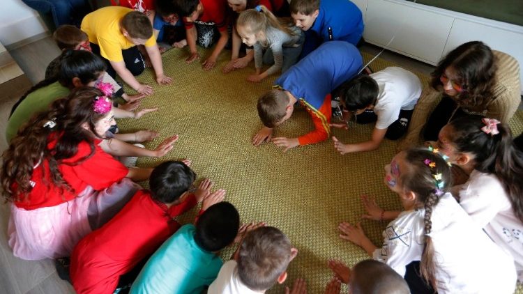 Ukrainische und rumänische Kinder, die vor dem Krieg geflohen sind, in einem Zentrum in Budapest